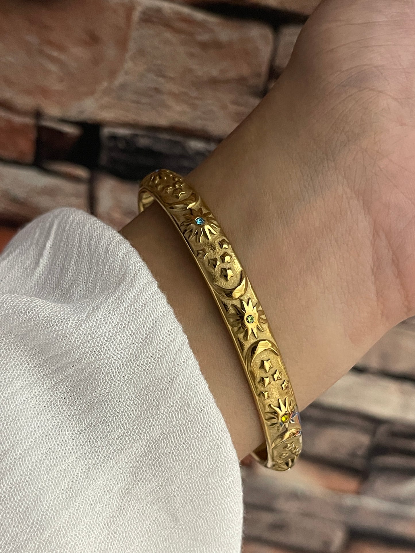 Velastra Cuff Golden