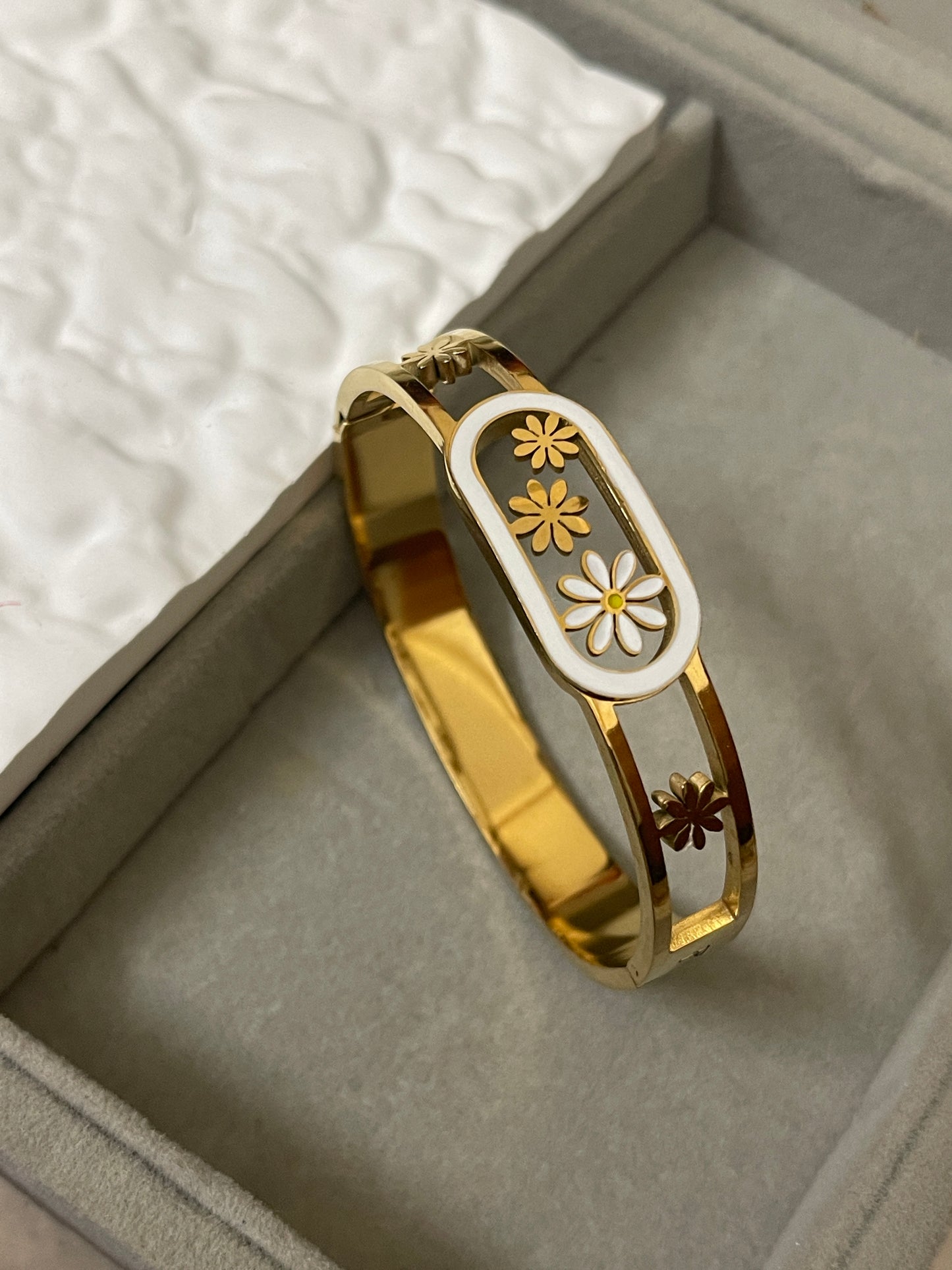 Rivera Bangle