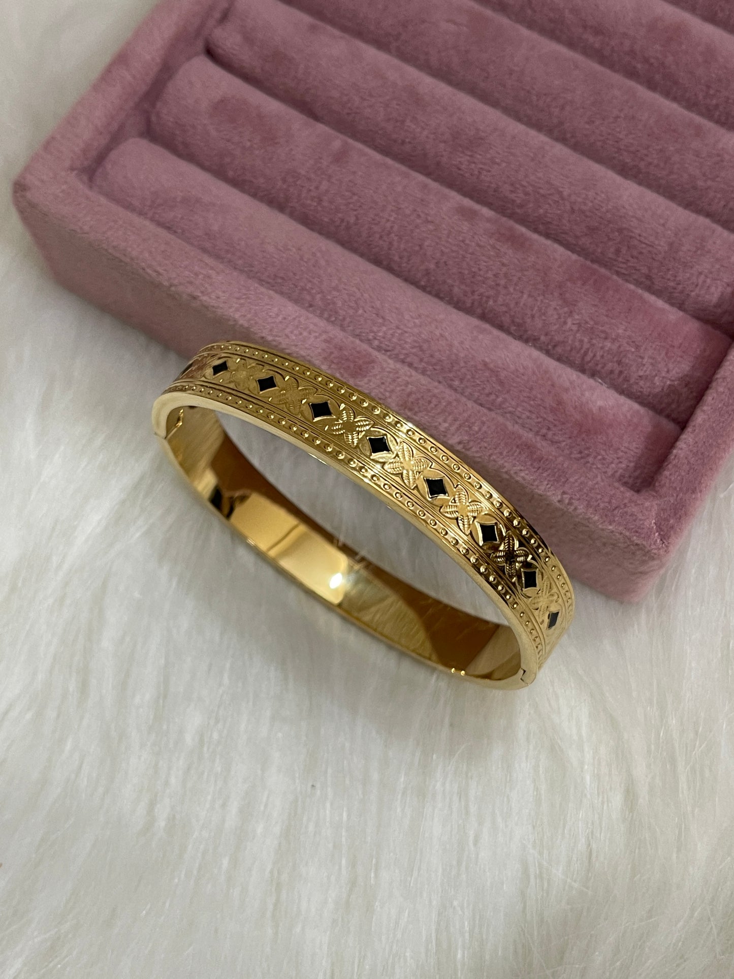 Glacier Bangle Black