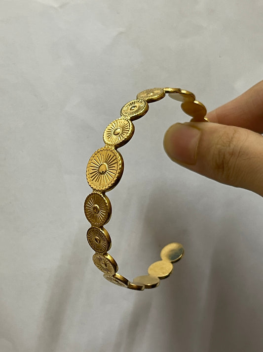 Onyxia Cuff