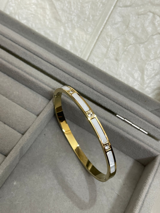 Stella Bangle