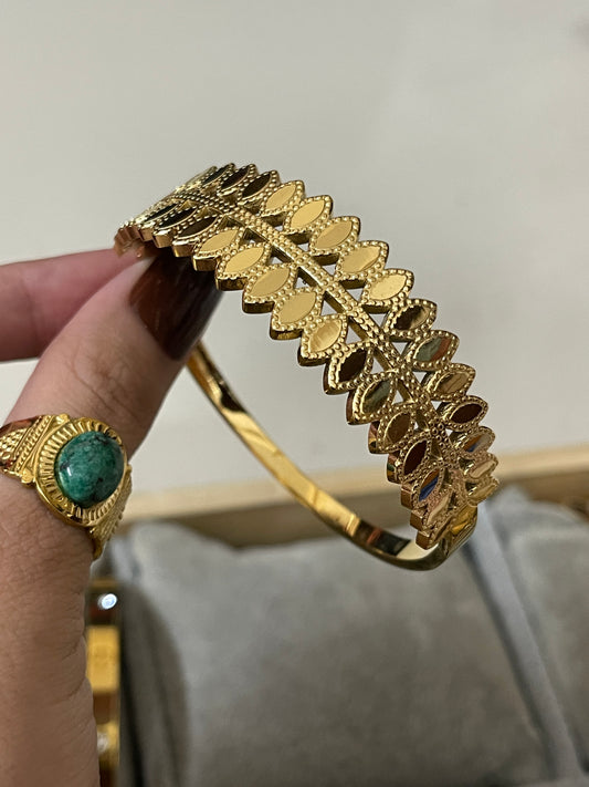 Veyra Bangle