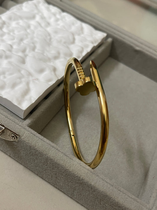 Nail Clover Bangle
