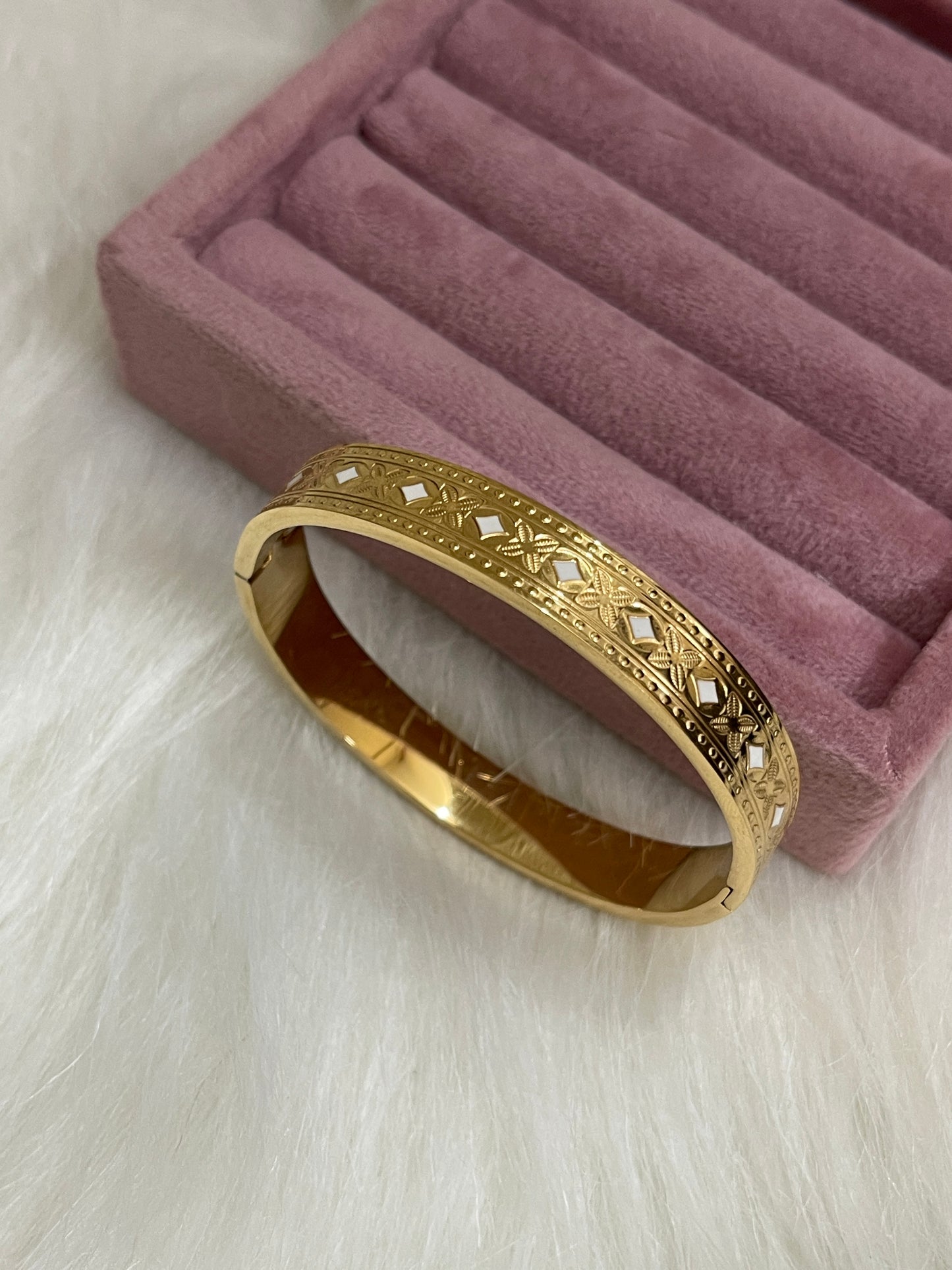 Glacier Bangle White